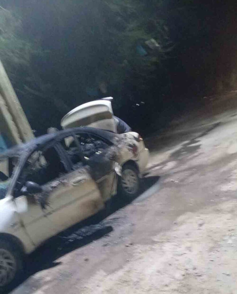Niña logra escapar de auto en llamas tras ataque