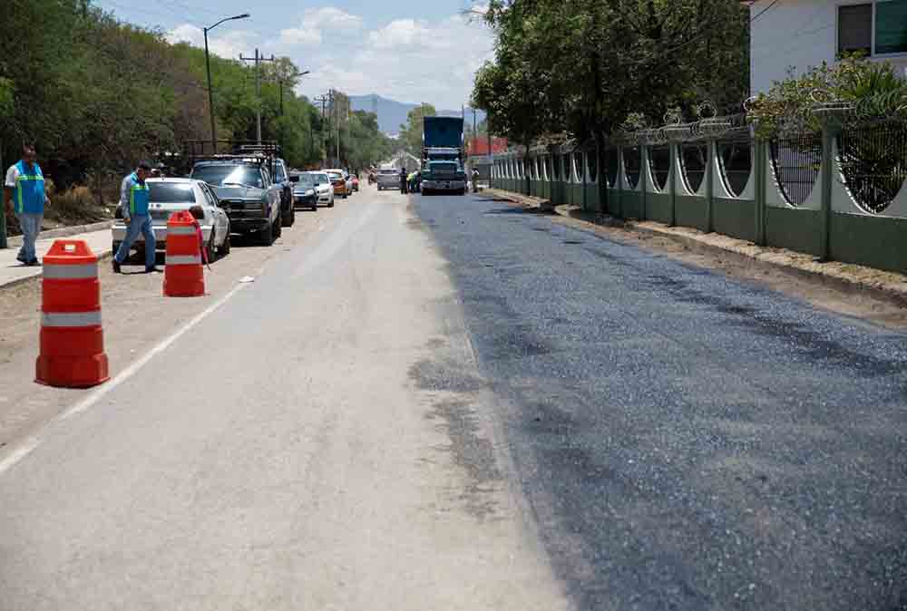 Supervisa Roberto Cabrera inicio de bacheo en el acceso a La Estancia