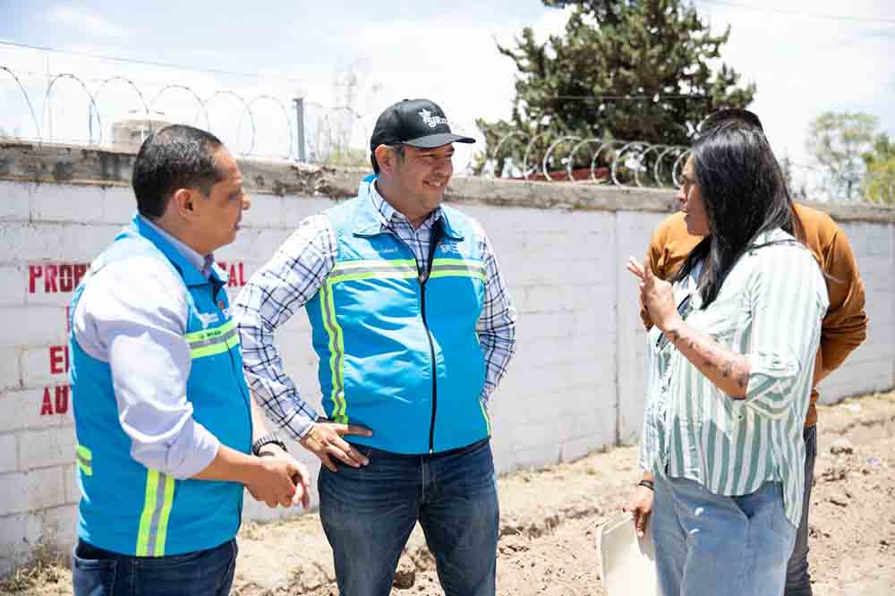 Supervisa Roberto Cabrera inicio de bacheo en el acceso a La Estancia