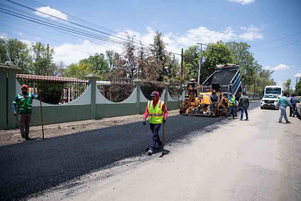 Supervisa Roberto Cabrera inicio de bacheo en el acceso a La Estancia
