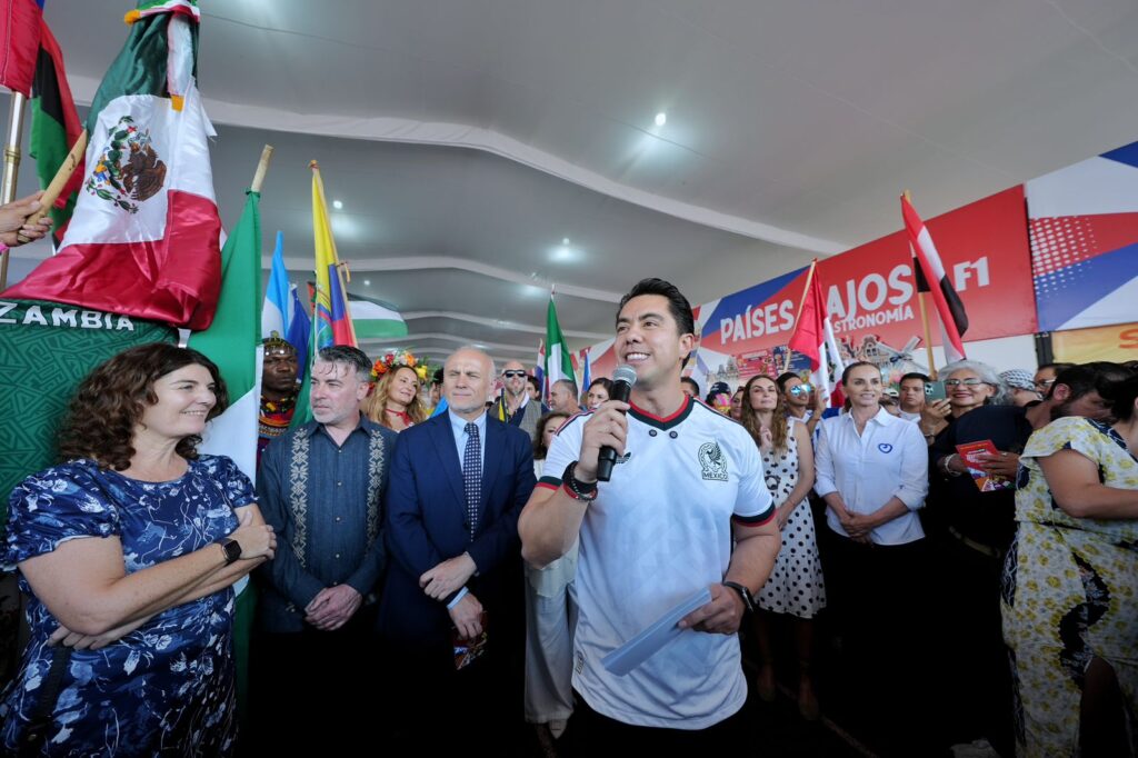 Felifer inaugura Festival de Comunidades Extranjeras pambolero