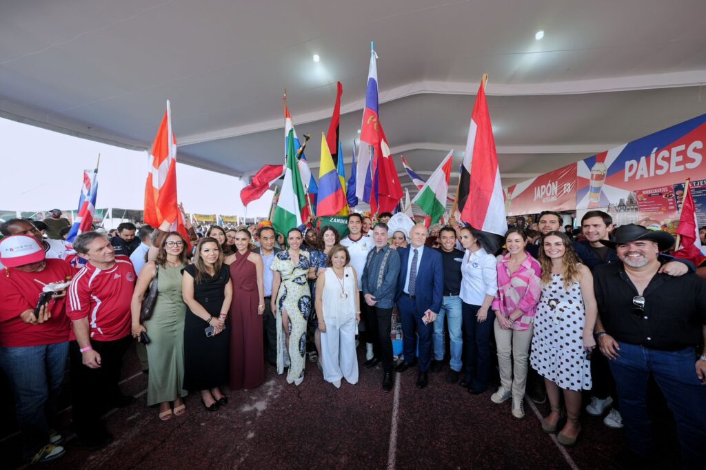 Felifer inaugura Festival de Comunidades Extranjeras pambolero