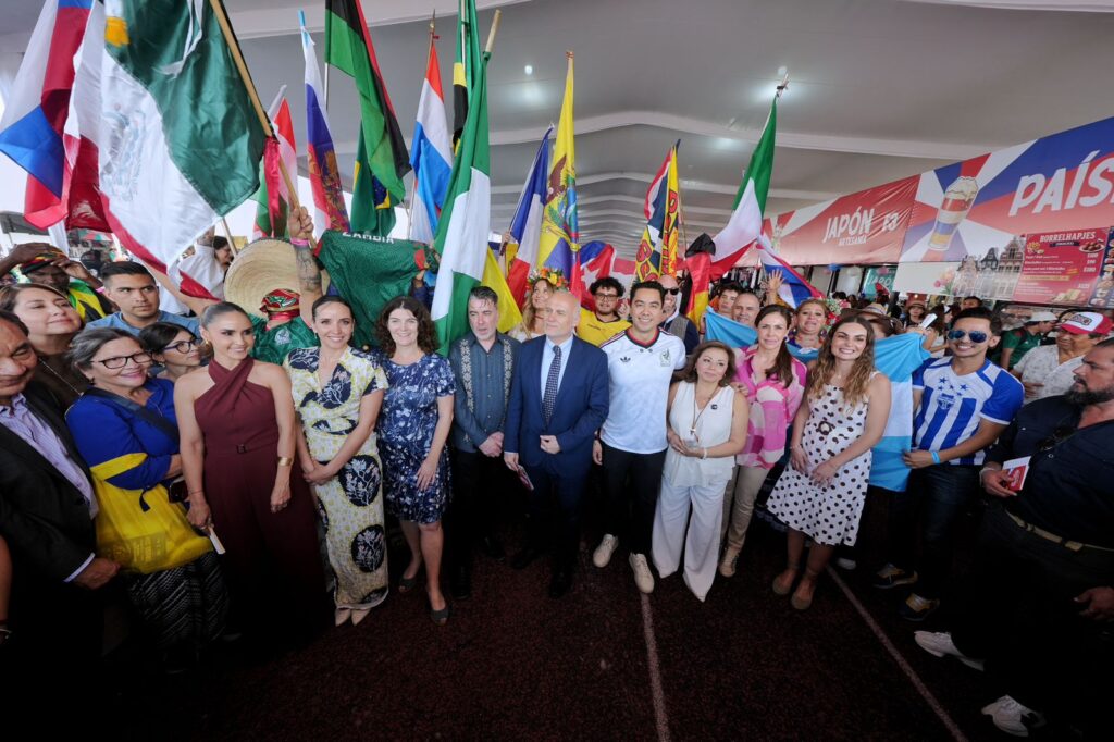 Felifer inaugura Festival de Comunidades Extranjeras pambolero
