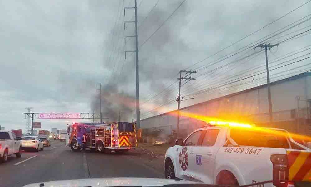 Falla mecánica incendia vehículo en la 57