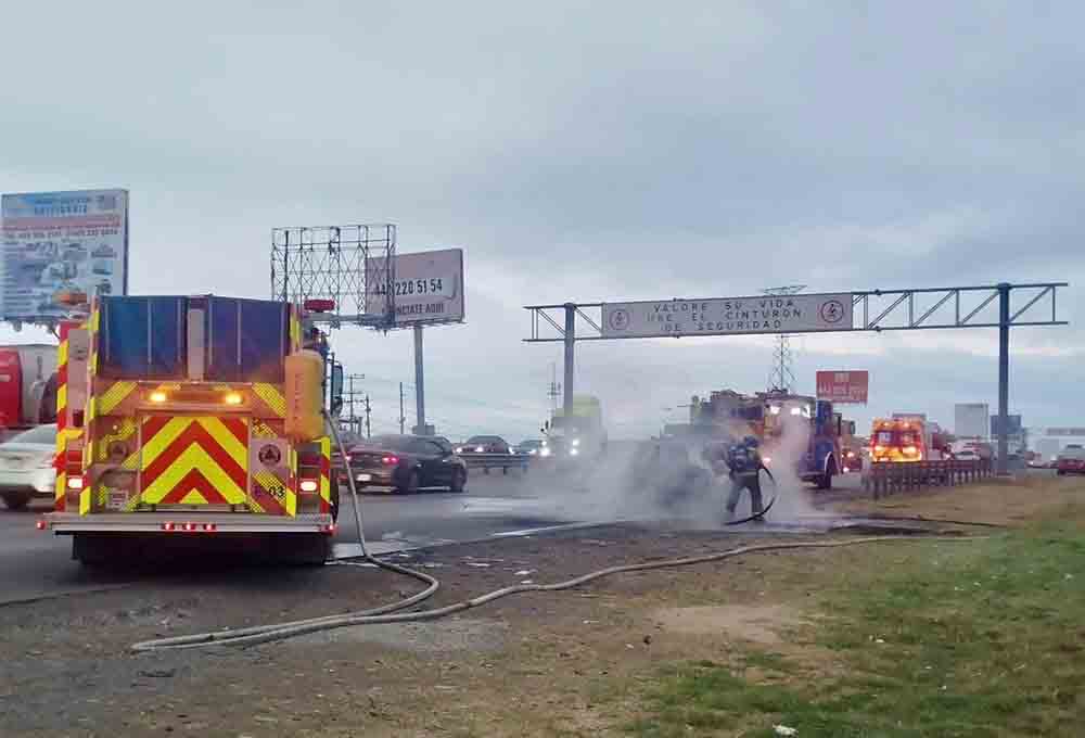Falla mecánica incendia vehículo en la 57