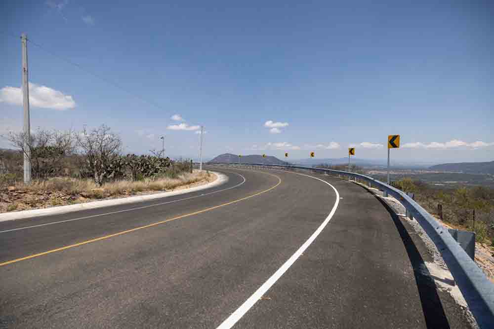 En el marco de la gira de trabajo realizada el municipio de San Juan del Río, el gobernador Mauricio Kuri encabezó la entrega de la segunda etapa del camino que conecta a Cerro Gordo con la comunidad de El Sitio, obra que contó con una inversión de 9.7 mdp y que beneficia de manera directa a cinco mil 253 habitantes de la zona al fortalecer la movilidad y la accesibilidad de la región.