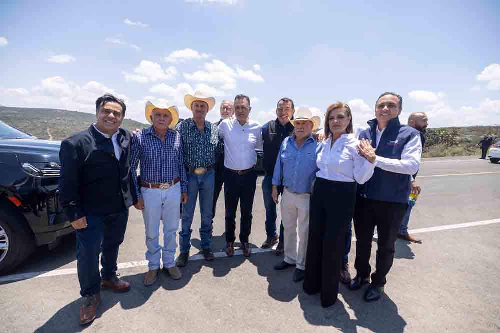 En el marco de la gira de trabajo realizada el municipio de San Juan del Río, el gobernador Mauricio Kuri encabezó la entrega de la segunda etapa del camino que conecta a Cerro Gordo con la comunidad de El Sitio, obra que contó con una inversión de 9.7 mdp y que beneficia de manera directa a cinco mil 253 habitantes de la zona al fortalecer la movilidad y la accesibilidad de la región.