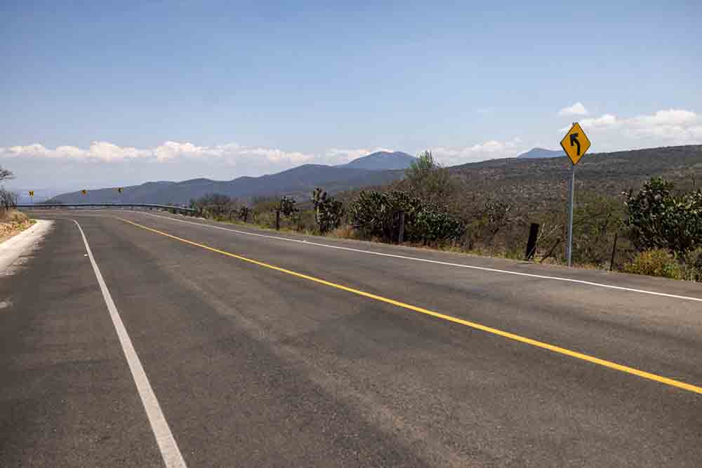 En el marco de la gira de trabajo realizada el municipio de San Juan del Río, el gobernador Mauricio Kuri encabezó la entrega de la segunda etapa del camino que conecta a Cerro Gordo con la comunidad de El Sitio, obra que contó con una inversión de 9.7 mdp y que beneficia de manera directa a cinco mil 253 habitantes de la zona al fortalecer la movilidad y la accesibilidad de la región.