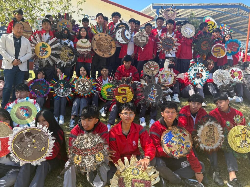 Alumnos de COBAQ exhiben escudos prehispánicos