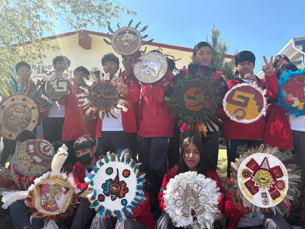 Alumnos de COBAQ exhiben escudos prehispánicos
