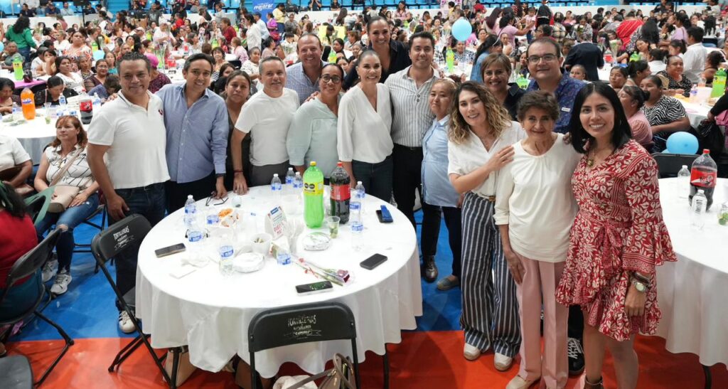 Asiste Felifer Macías al tradicional festejo del Día de las Madres en San Juan del Río