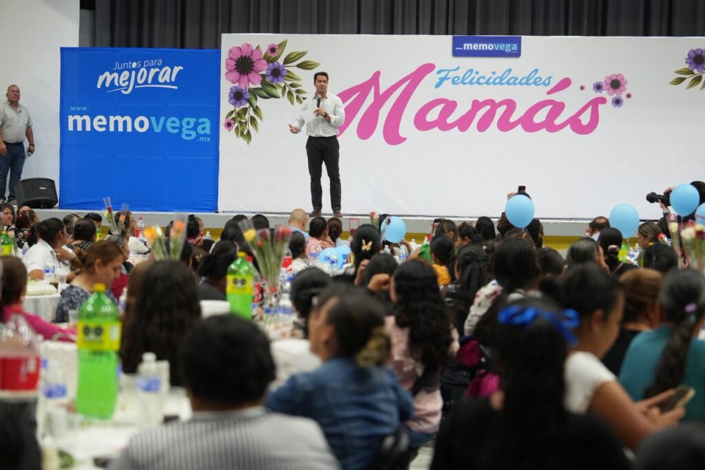 Asiste Felifer Macías al tradicional festejo del Día de las Madres en San Juan del Río