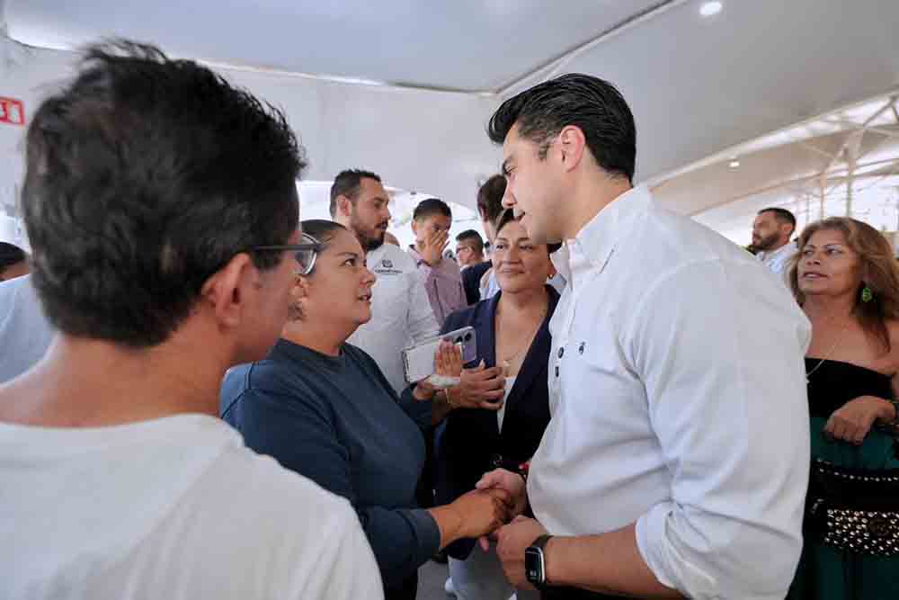 Refrenda Felifer Macías su respaldo al comercio establecido