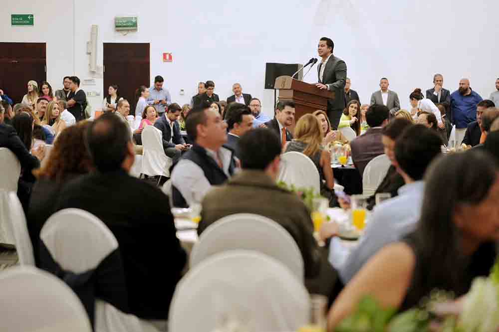 Reconoce Felifer Macías la labor de los maestros para formar mejores generaciones