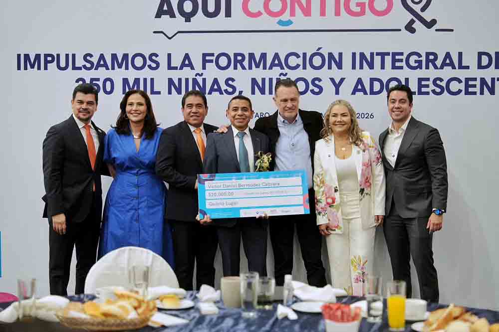 Reconoce Felifer Macías la labor de los maestros para formar mejores generaciones