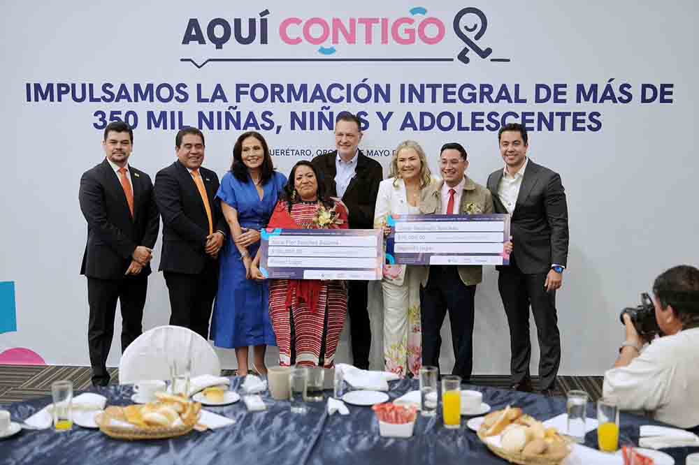 Reconoce Felifer Macías la labor de los maestros para formar mejores generaciones