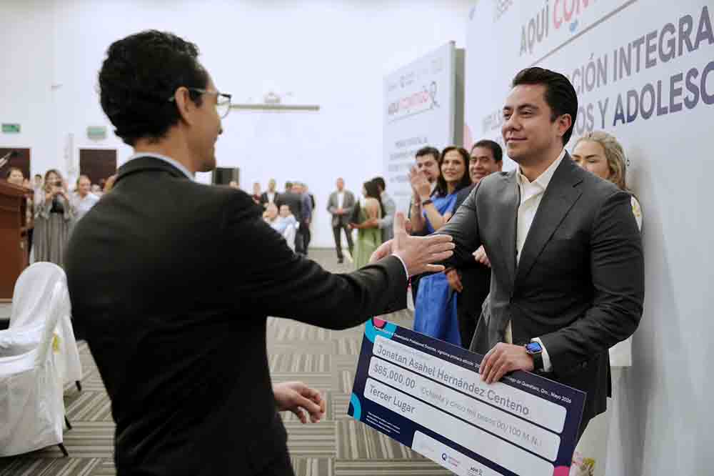 Reconoce Felifer Macías la labor de los maestros para formar mejores generaciones