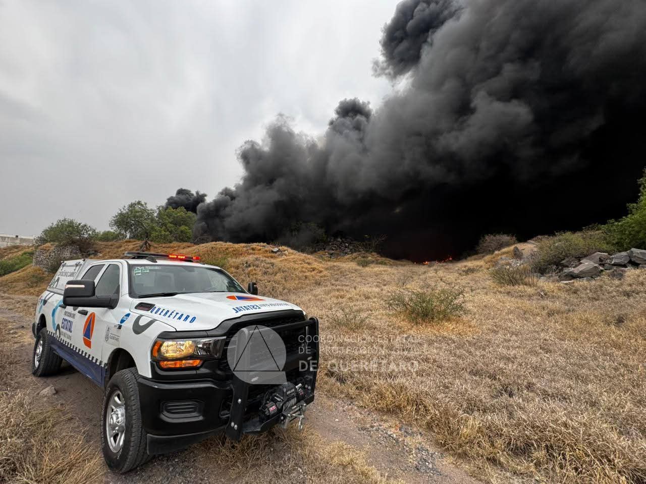 Incendio de llantas desata fuerte movilización en Corregidora