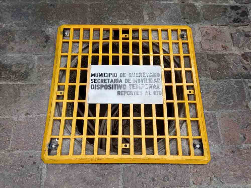 Querétaro refuerza seguridad vial con rejillas temporales