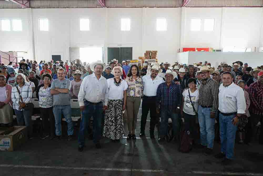 Entregan apoyos al campo en Pedro Escobedo