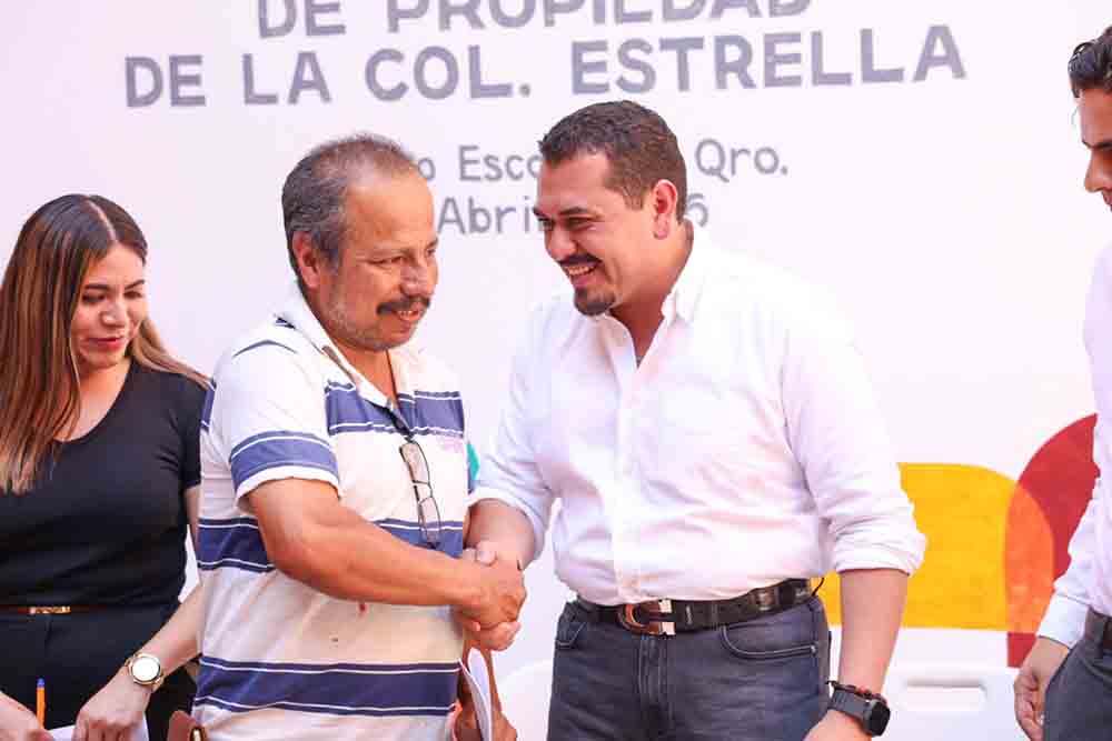 Entregan títulos de propiedad en colonia Estrella
