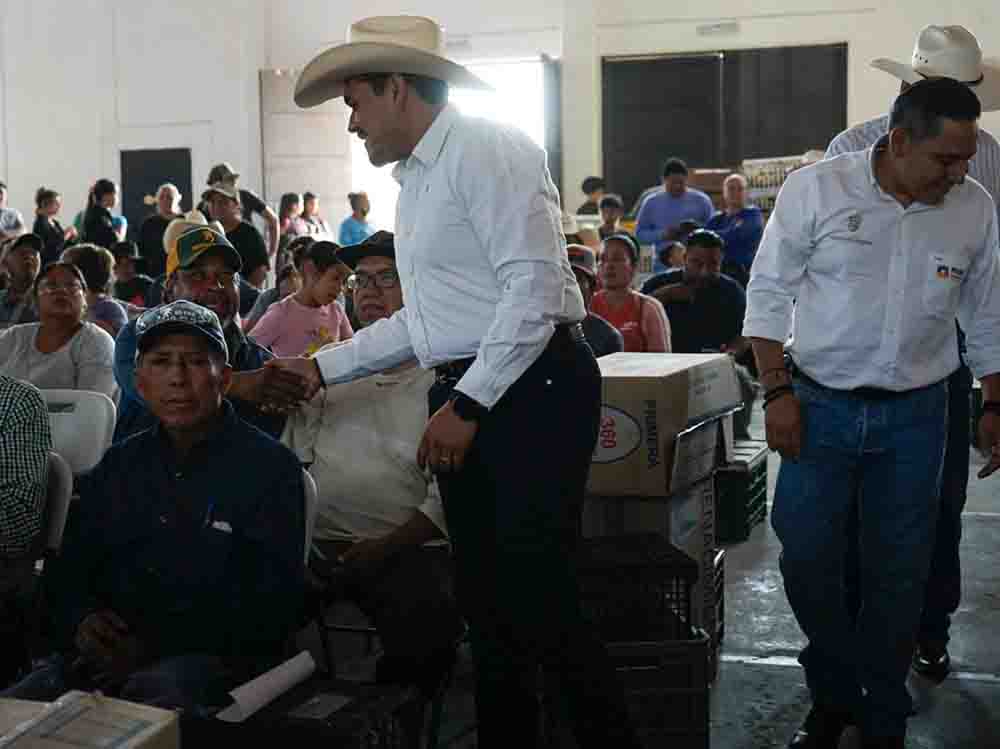 Entregan apoyos al campo en Pedro Escobedo