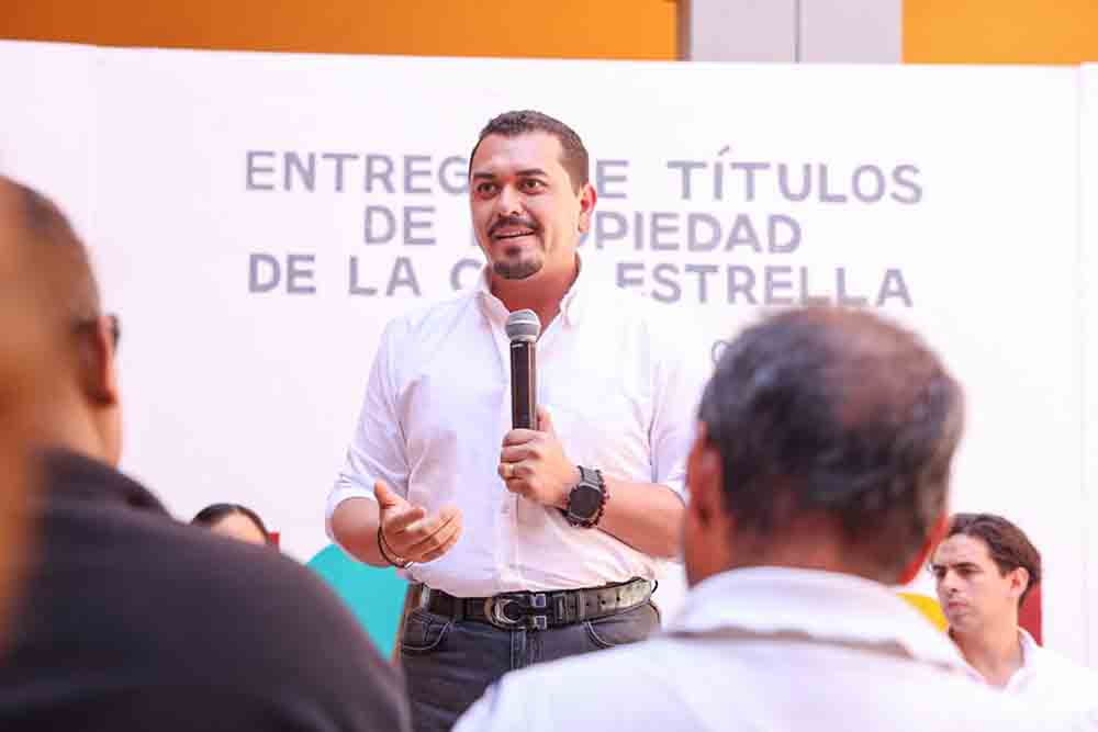 Entregan títulos de propiedad en colonia Estrella