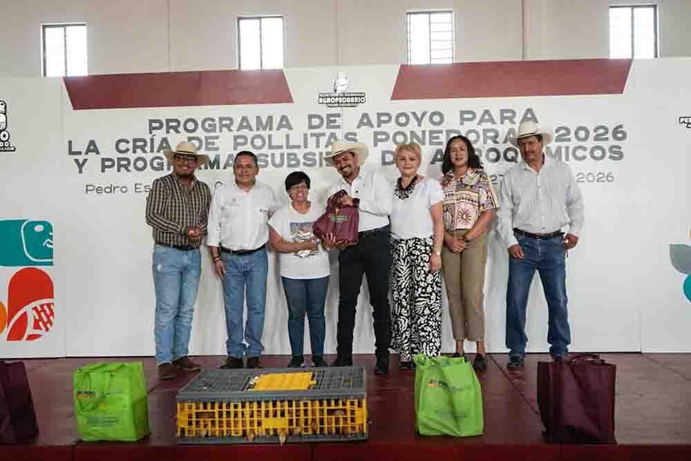 Entregan apoyos al campo en Pedro Escobedo
