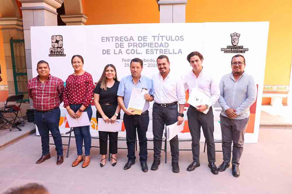 Entregan títulos de propiedad en colonia Estrella