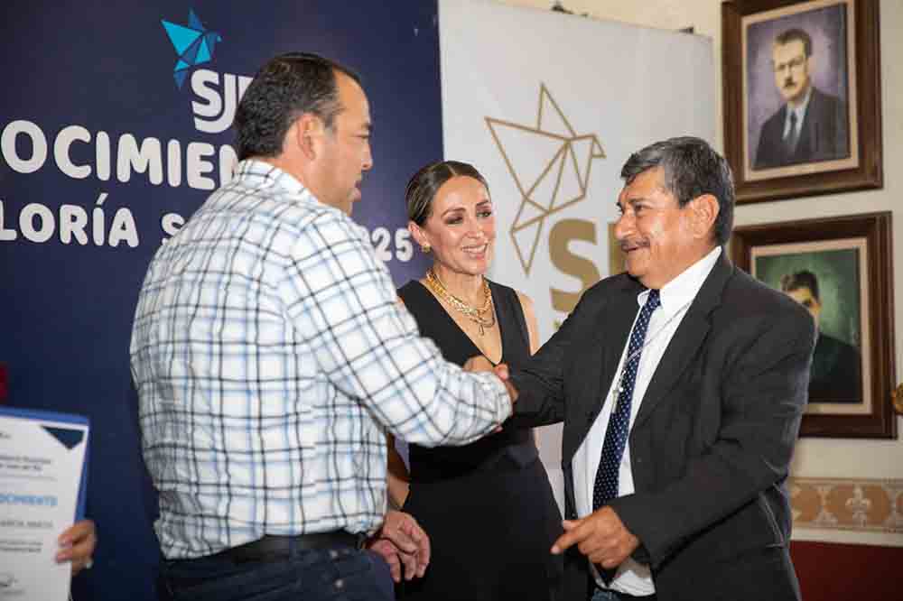 Roberto Cabrera entrega reconocimientos a Comités de Contraloría Social