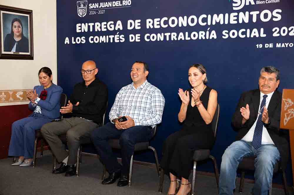 Roberto Cabrera entrega reconocimientos a Comités de Contraloría Social