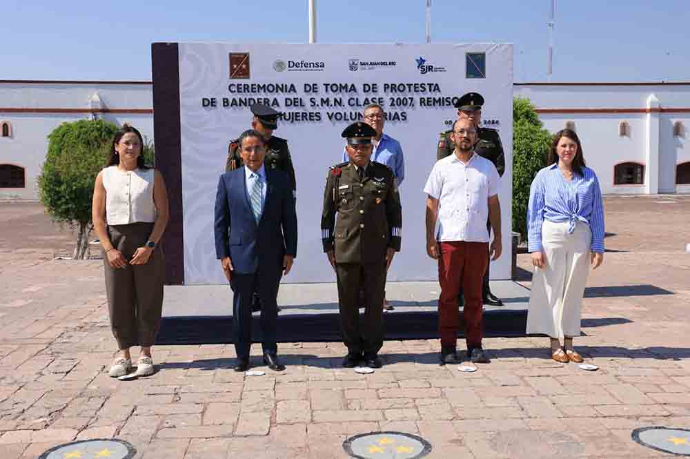 Jóvenes del SMN rinden protesta de bandera