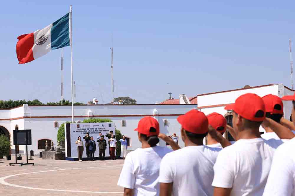 Jóvenes del SMN rinden protesta de bandera