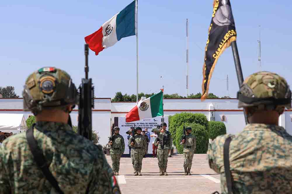 Jóvenes del SMN rinden protesta de bandera