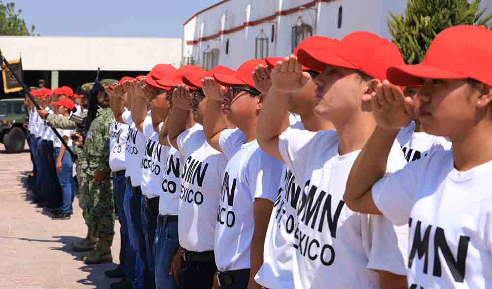 Jóvenes del SMN rinden protesta de bandera