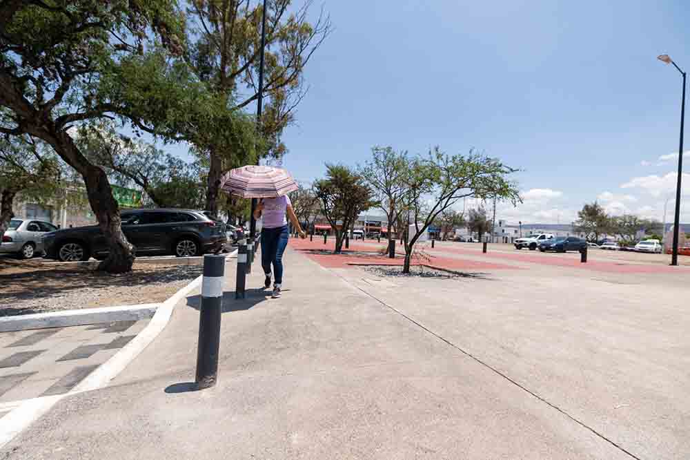 A fin de brindarles a las y los comerciantes sanjuanenses, así como a sus clientes, espacios más dignos, funcionales y seguros para trabajar y convivir, el gobernador, Mauricio Kuri González, entregó las obras de rehabilitación del área donde se ubica el tianguis Fundadores, además de un conjunto de acciones para beneficio de más de 18 mil habitantes de la Zona Oriente del municipio, que representaron una inversión estatal superior a los 8.45 millones de pesos.