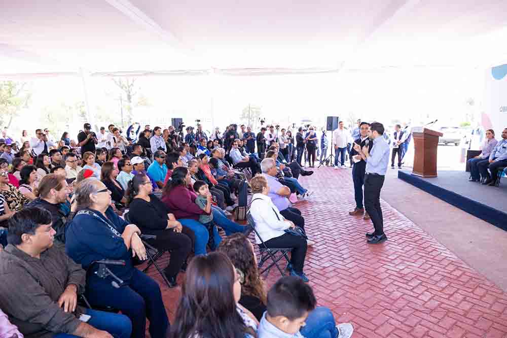 A fin de brindarles a las y los comerciantes sanjuanenses, así como a sus clientes, espacios más dignos, funcionales y seguros para trabajar y convivir, el gobernador, Mauricio Kuri González, entregó las obras de rehabilitación del área donde se ubica el tianguis Fundadores, además de un conjunto de acciones para beneficio de más de 18 mil habitantes de la Zona Oriente del municipio, que representaron una inversión estatal superior a los 8.45 millones de pesos.