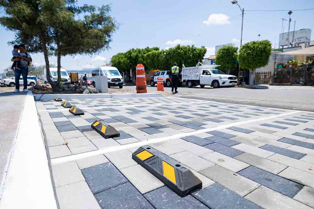 A fin de brindarles a las y los comerciantes sanjuanenses, así como a sus clientes, espacios más dignos, funcionales y seguros para trabajar y convivir, el gobernador, Mauricio Kuri González, entregó las obras de rehabilitación del área donde se ubica el tianguis Fundadores, además de un conjunto de acciones para beneficio de más de 18 mil habitantes de la Zona Oriente del municipio, que representaron una inversión estatal superior a los 8.45 millones de pesos.