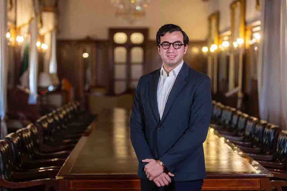 El gobernador, Mauricio Kuri González, anunció ajustes en su gabinete, mediante un mensaje en redes sociales dirigido a la ciudadanía, en el que informó la salida de Rogelio Vega Vázquez Mellado como jefe de Gabinete, cargo que desempeñó desde el inicio de la actual administración.