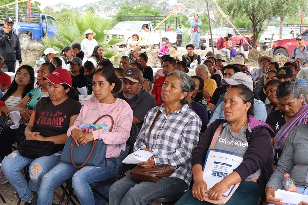 Entregan apoyos a 100 familias vulnerables en Tolimán
