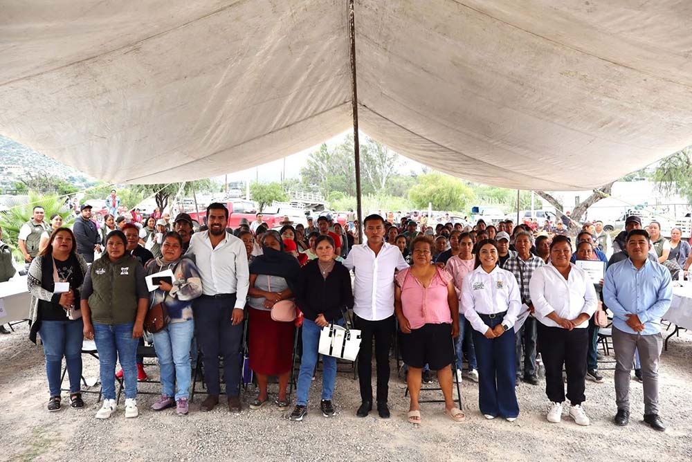 Entregan apoyos a 100 familias vulnerables en Tolimán