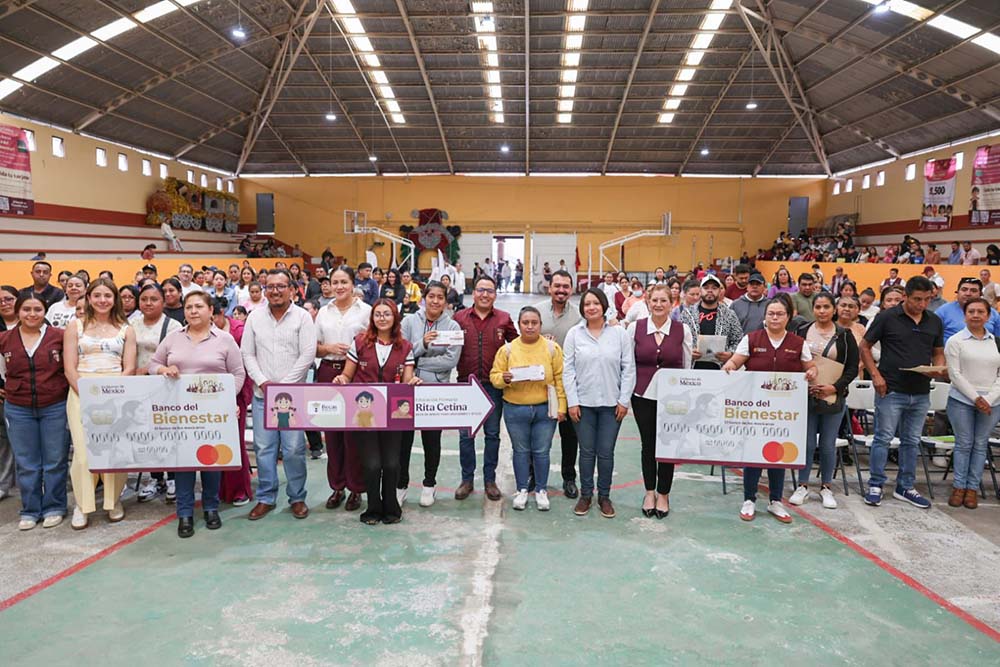 Entregan 770 Becas Rita Cetina en Pedro Escobedo