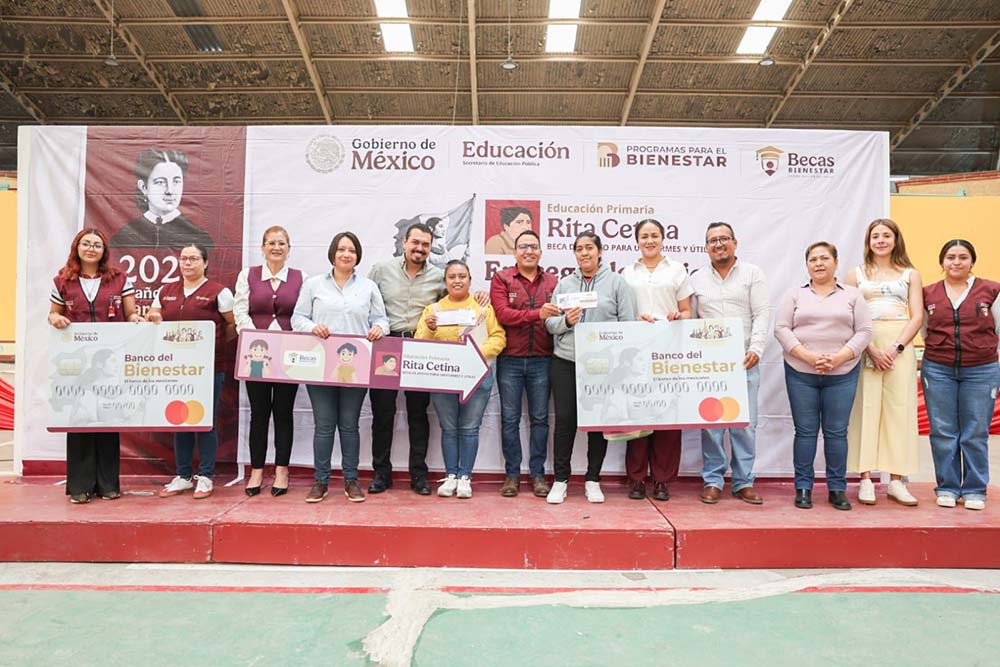 Entregan 770 Becas Rita Cetina en Pedro Escobedo