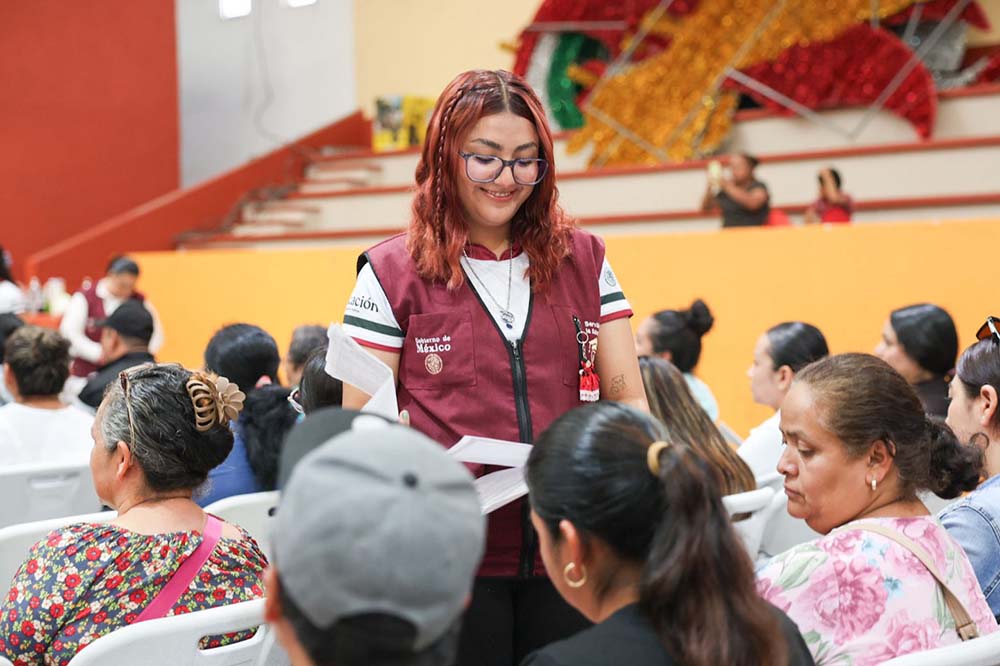 Entregan 770 Becas Rita Cetina en Pedro Escobedo
