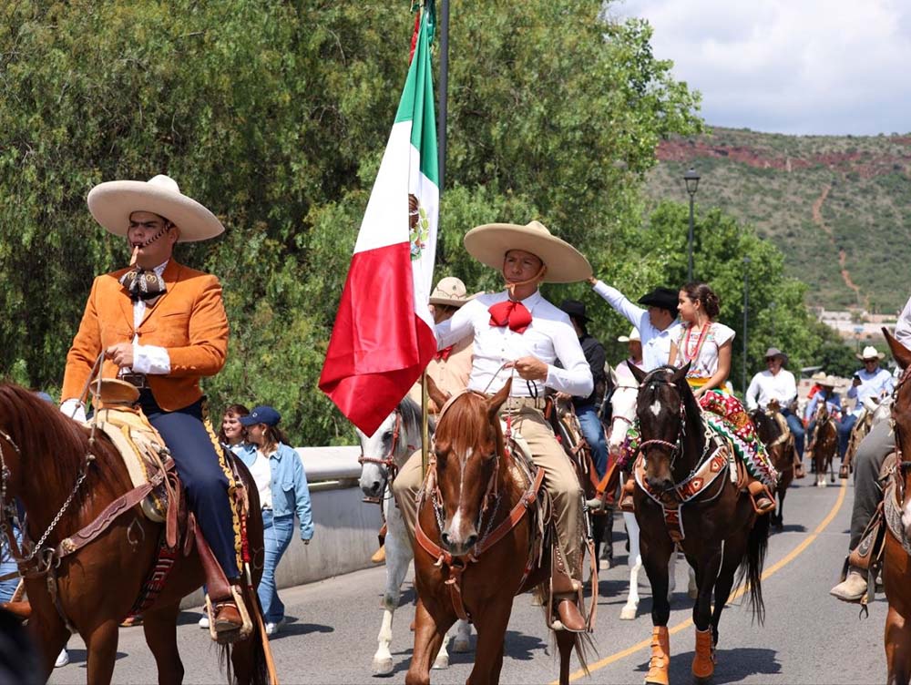 Cabalgata abre Feria sanjuanense con mil 600 jinetes