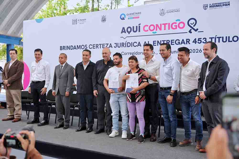 Asiste Felifer Macías a la entrega de escrituras públicas
