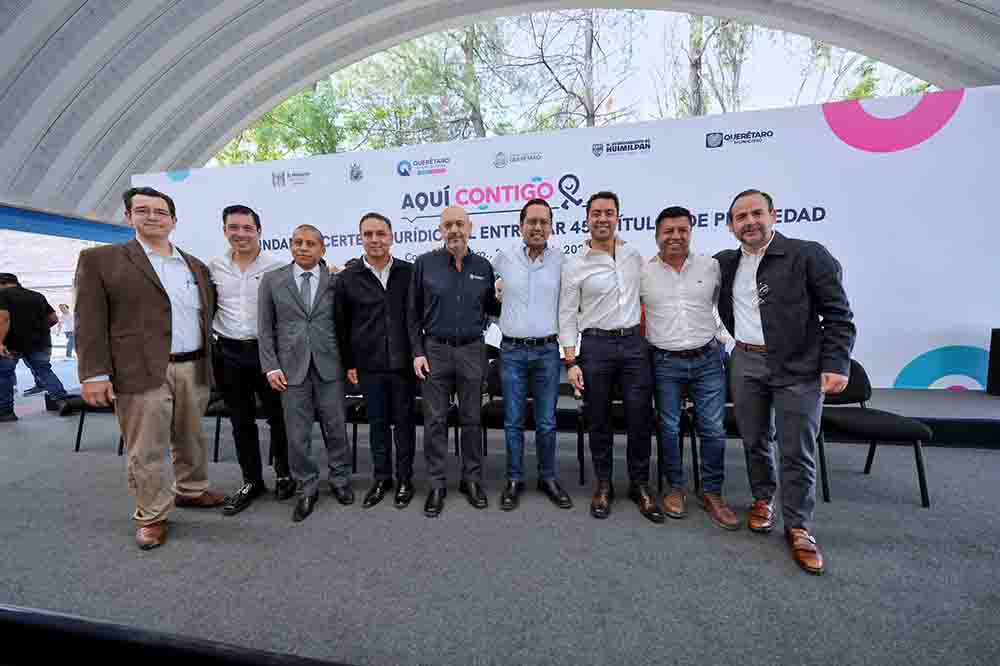 Asiste Felifer Macías a la entrega de escrituras públicas