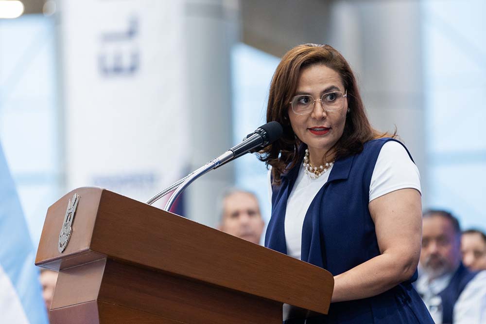 El gobernador, Mauricio Kuri González, encabezó el abanderamiento de 158 estudiantes queretanos que participan en el Programa Contigo Beca Embajadores 2026; acto que significó el lanzamiento de la primera edición de Beca Embajadores para Industrias Creativas, mediante la cual 21 estudiantes fueron seleccionados para realizar una estancia académica en Canadá, enfocada en innovación digital e industrias creativas.