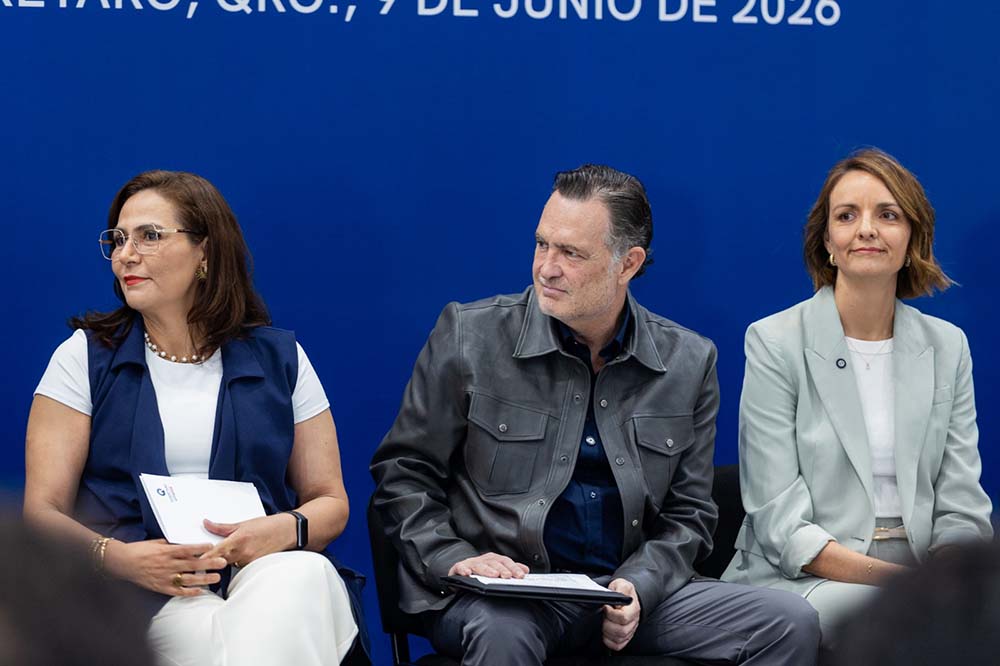 El gobernador, Mauricio Kuri González, encabezó el abanderamiento de 158 estudiantes queretanos que participan en el Programa Contigo Beca Embajadores 2026; acto que significó el lanzamiento de la primera edición de Beca Embajadores para Industrias Creativas, mediante la cual 21 estudiantes fueron seleccionados para realizar una estancia académica en Canadá, enfocada en innovación digital e industrias creativas.