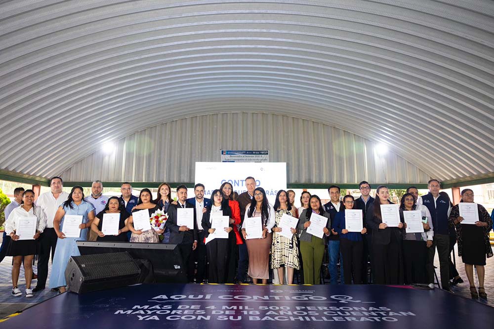 Querétaro certifica bachillerato de 100 adultos en Cadereyta